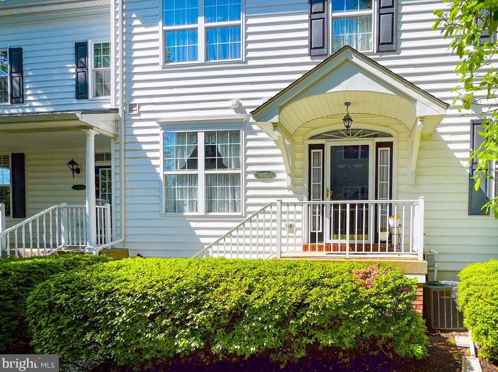 110 Lantern Dr, Gardenville, PA 18901