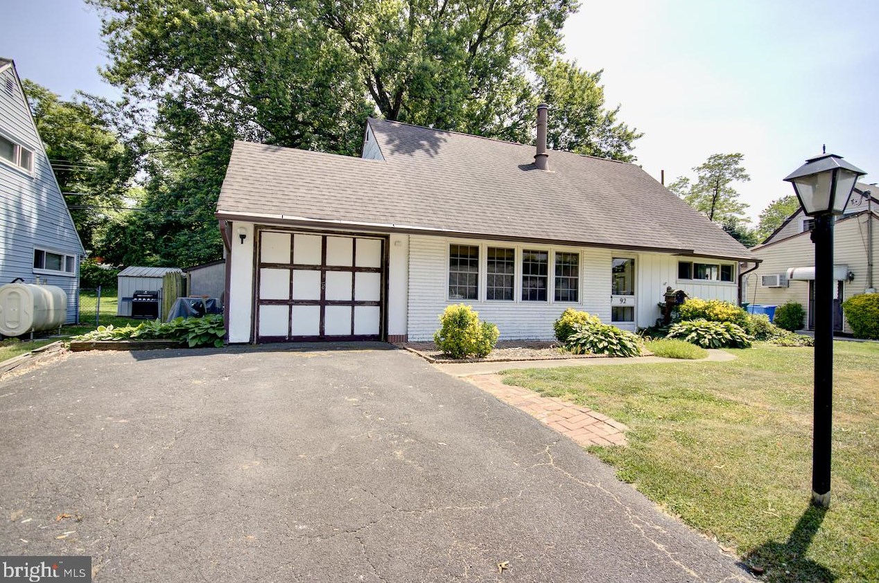 92 Kenwood Dr S, Levittown, PA 19055