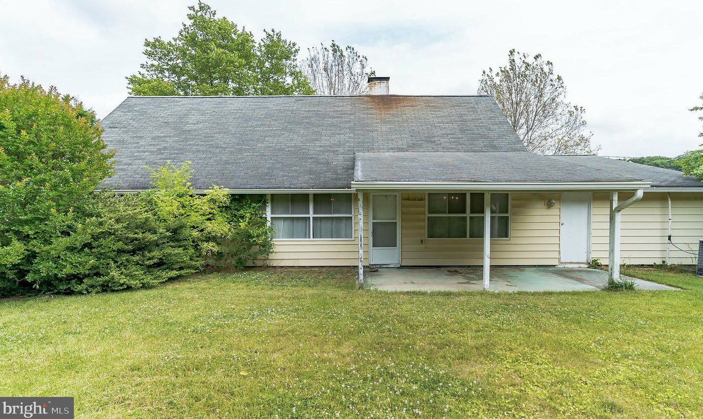 32 Shadywood Rd, Levittown, PA 19056