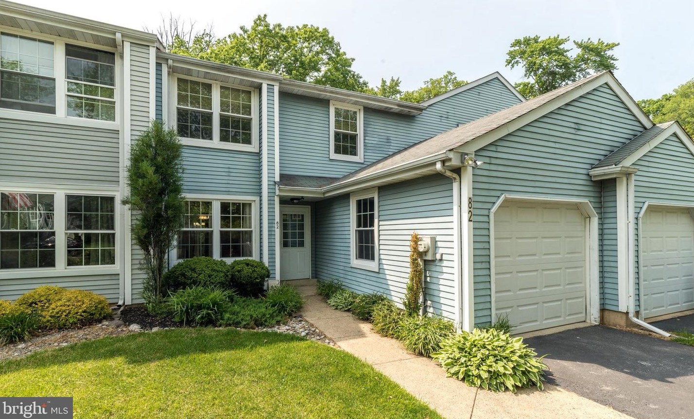 82 Carousel Cir, Gardenville, PA