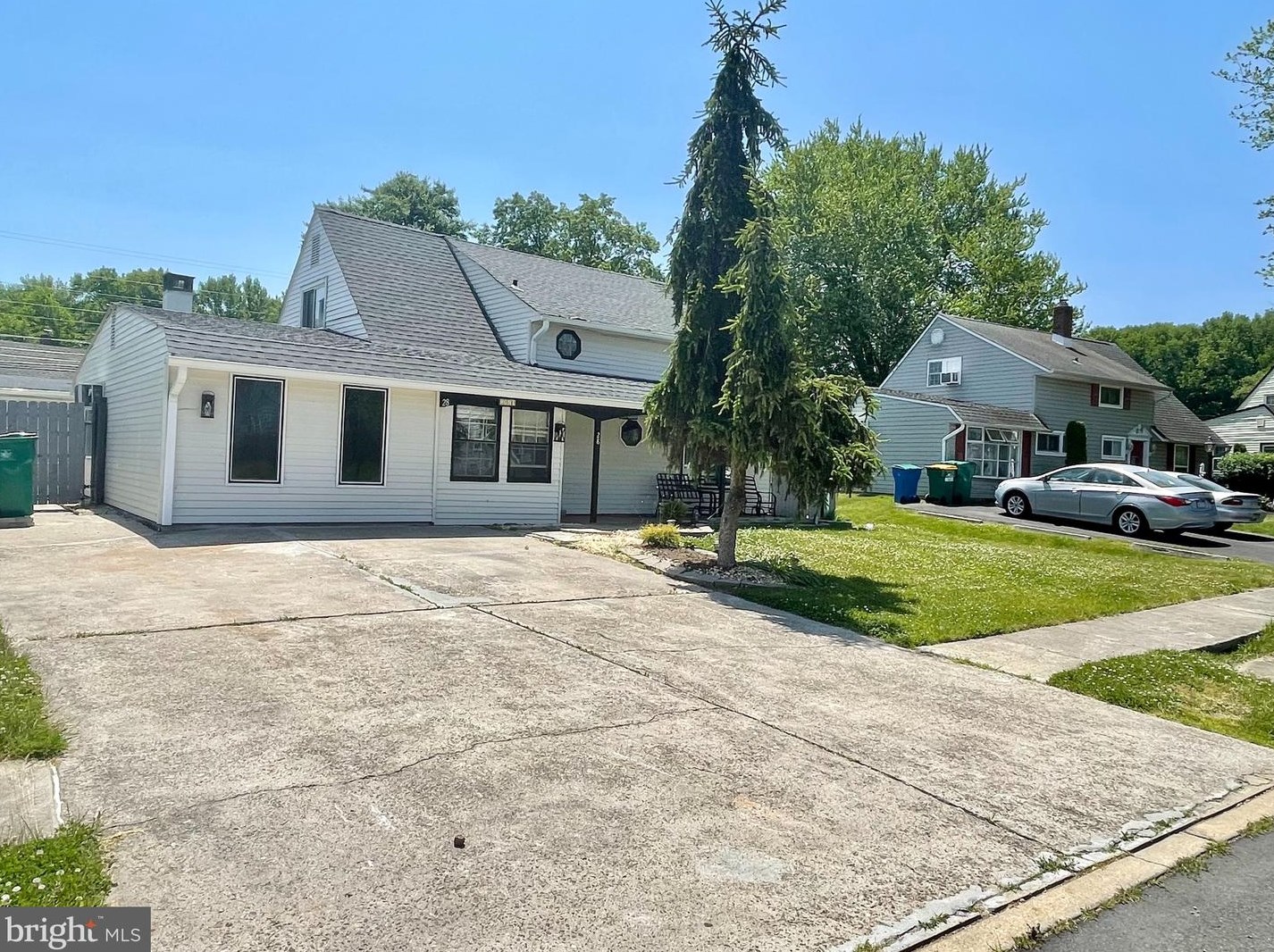 28 Ring Ln, Levittown, PA 19055-1425