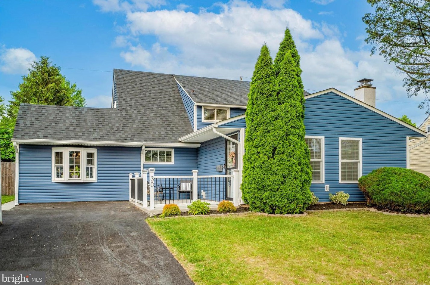 30 Great Oak Rd, Levittown, PA 19057-3314