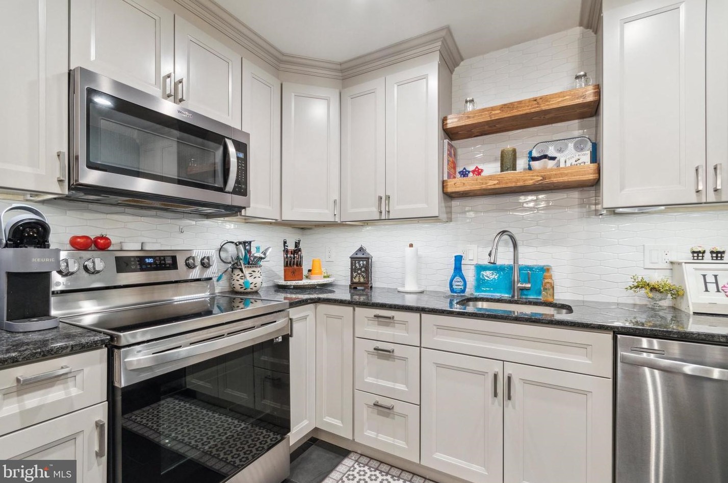 21 Natalie Ct, Levittown, PA 19057-3608