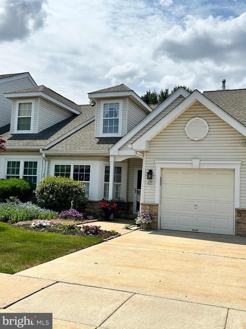 109 Progress Dr, Gardenville, PA