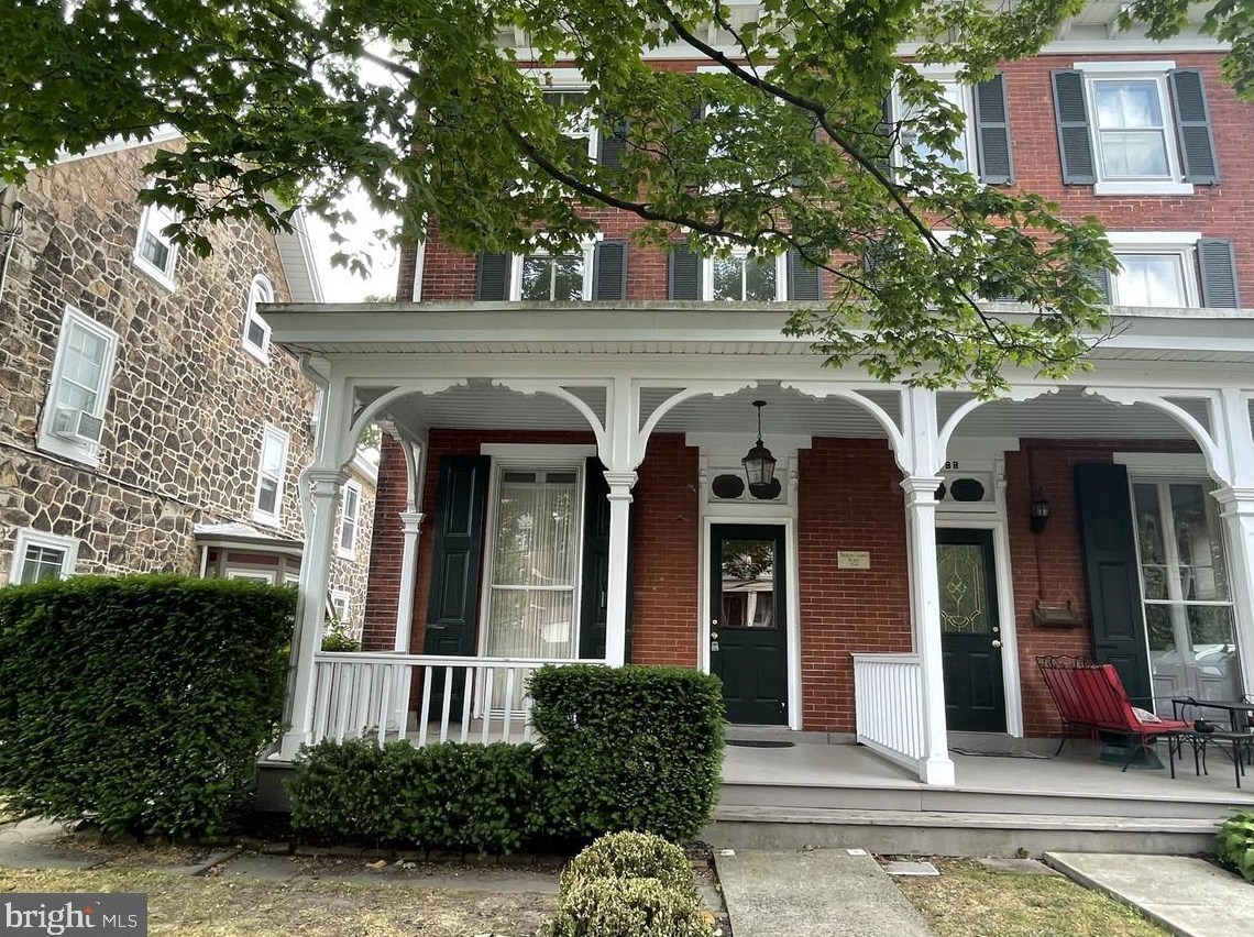 90 S Clinton St, Gardenville, PA 18901