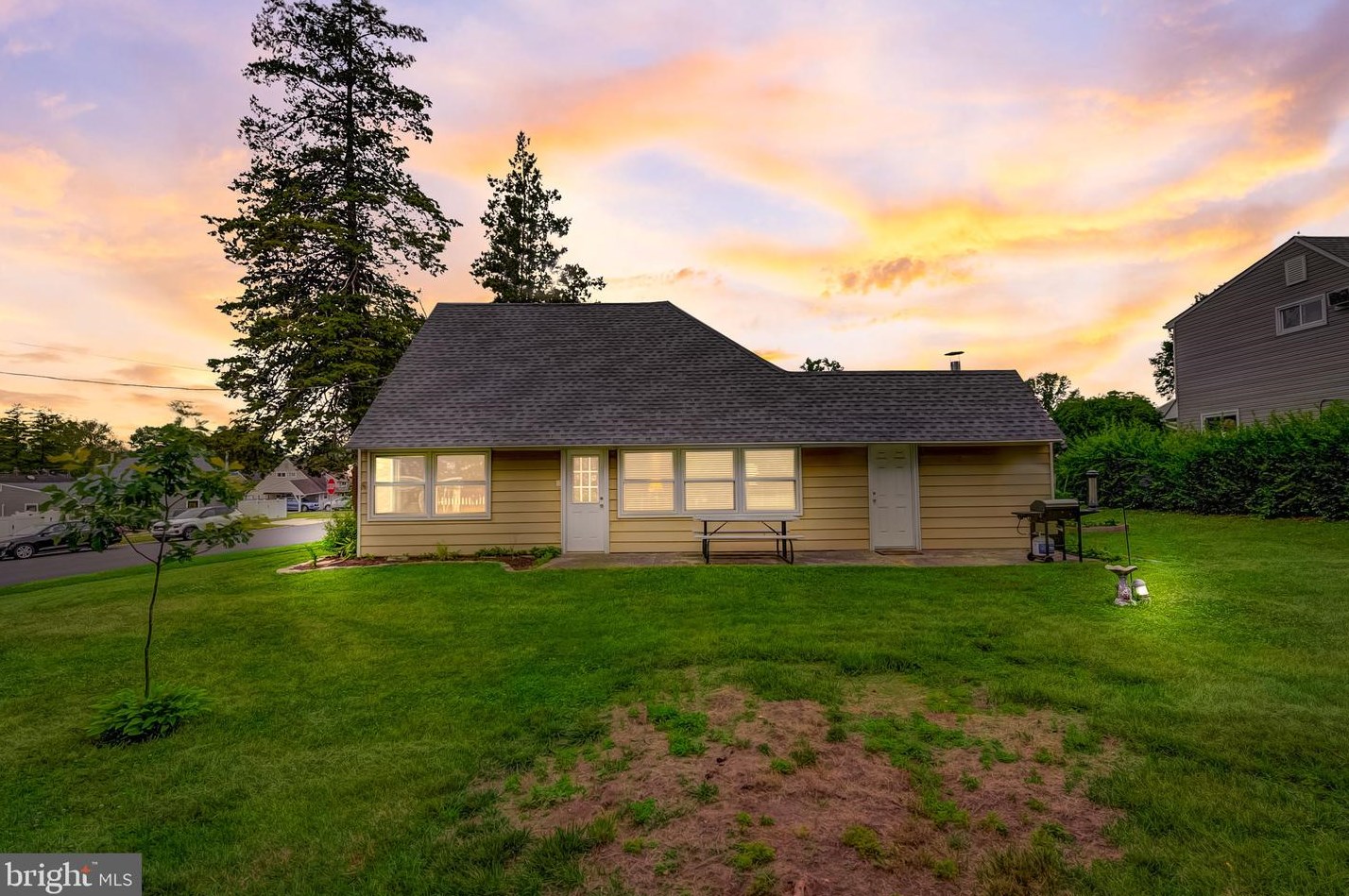 85 Hawthorne Ln, Levittown, PA 19055