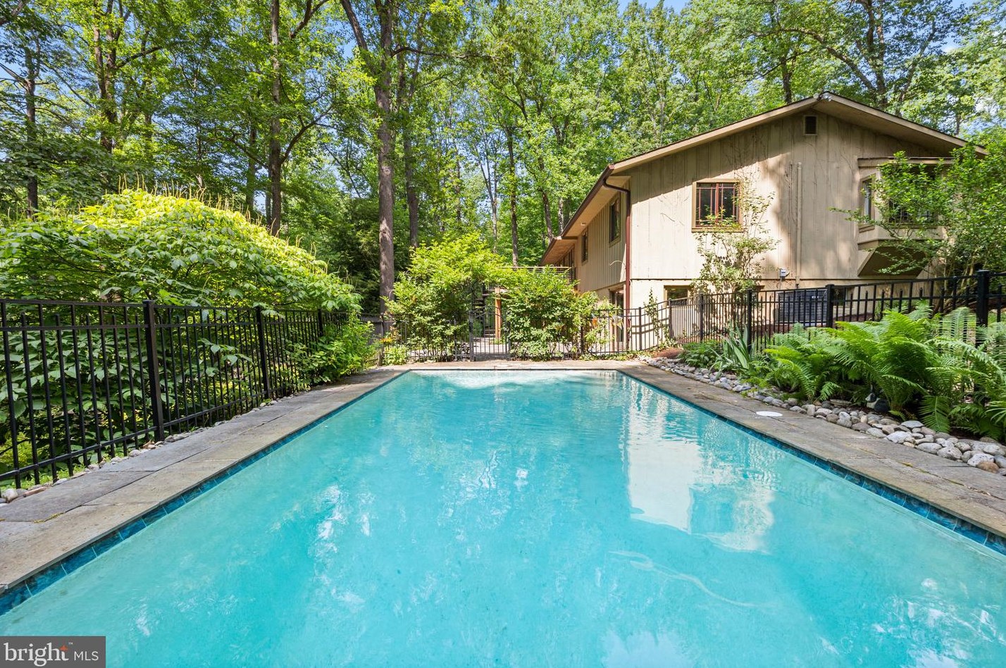 6975 Upper York Rd, New Hope PA  18938-9510 exterior