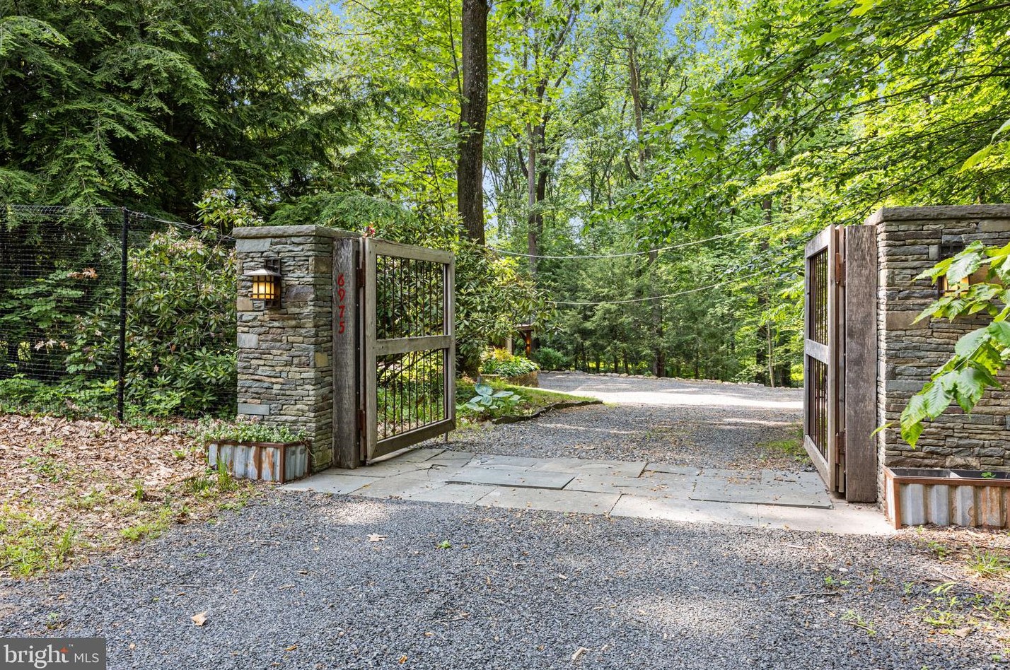 6975 Upper York Rd, New Hope PA  18938-9510 exterior