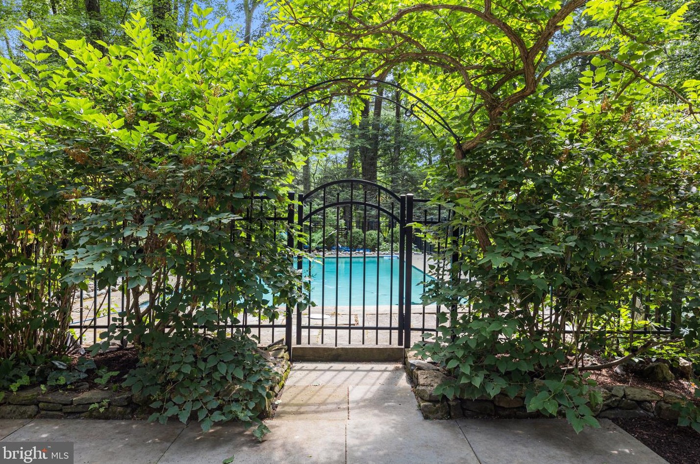 6975 Upper York Rd, New Hope PA  18938-9510 exterior