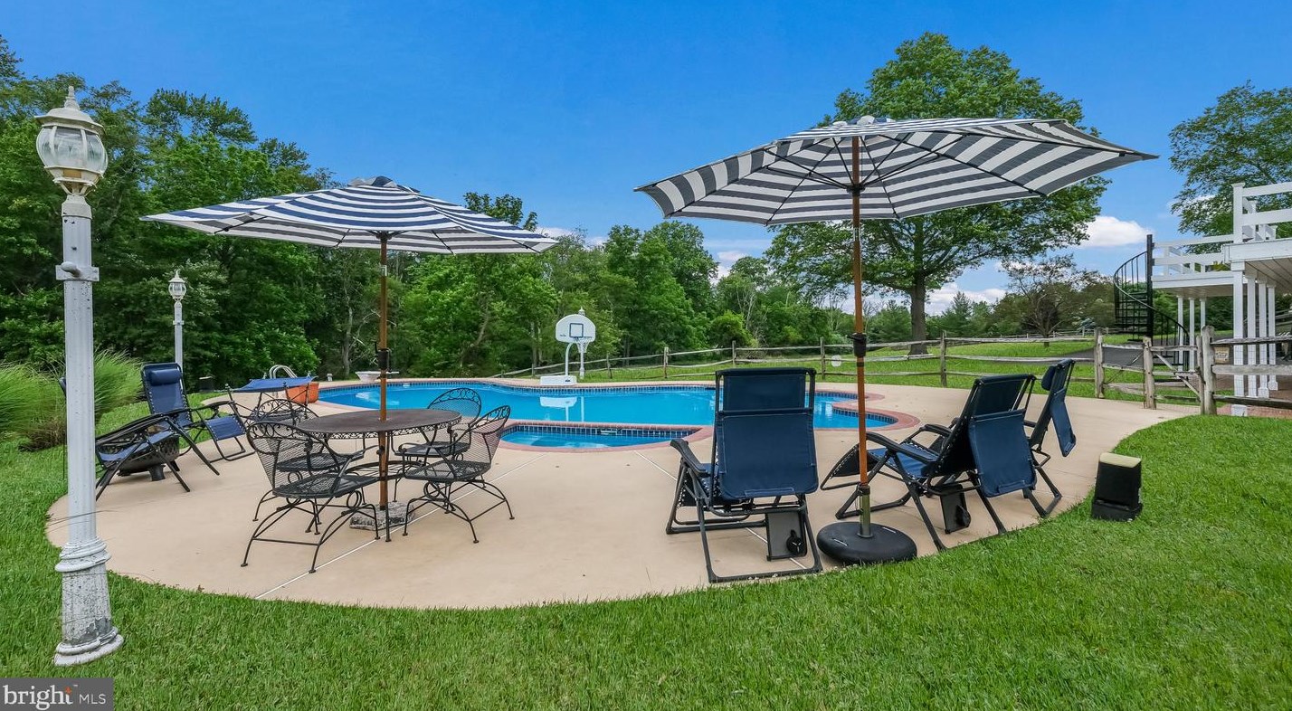 119 Timber Ridge Rd, Upper Makefield PA  18940-2809 exterior