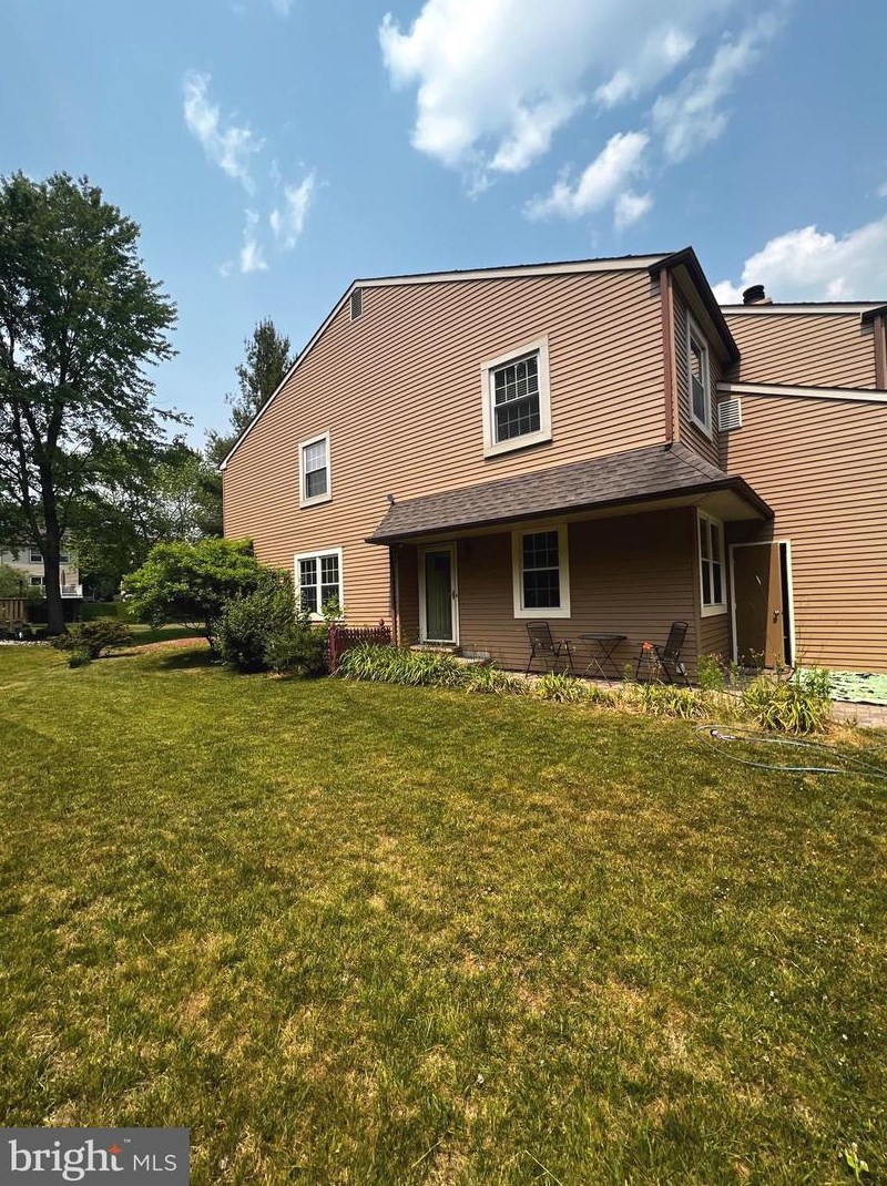 19 Stacey Dr, Gardenville, PA