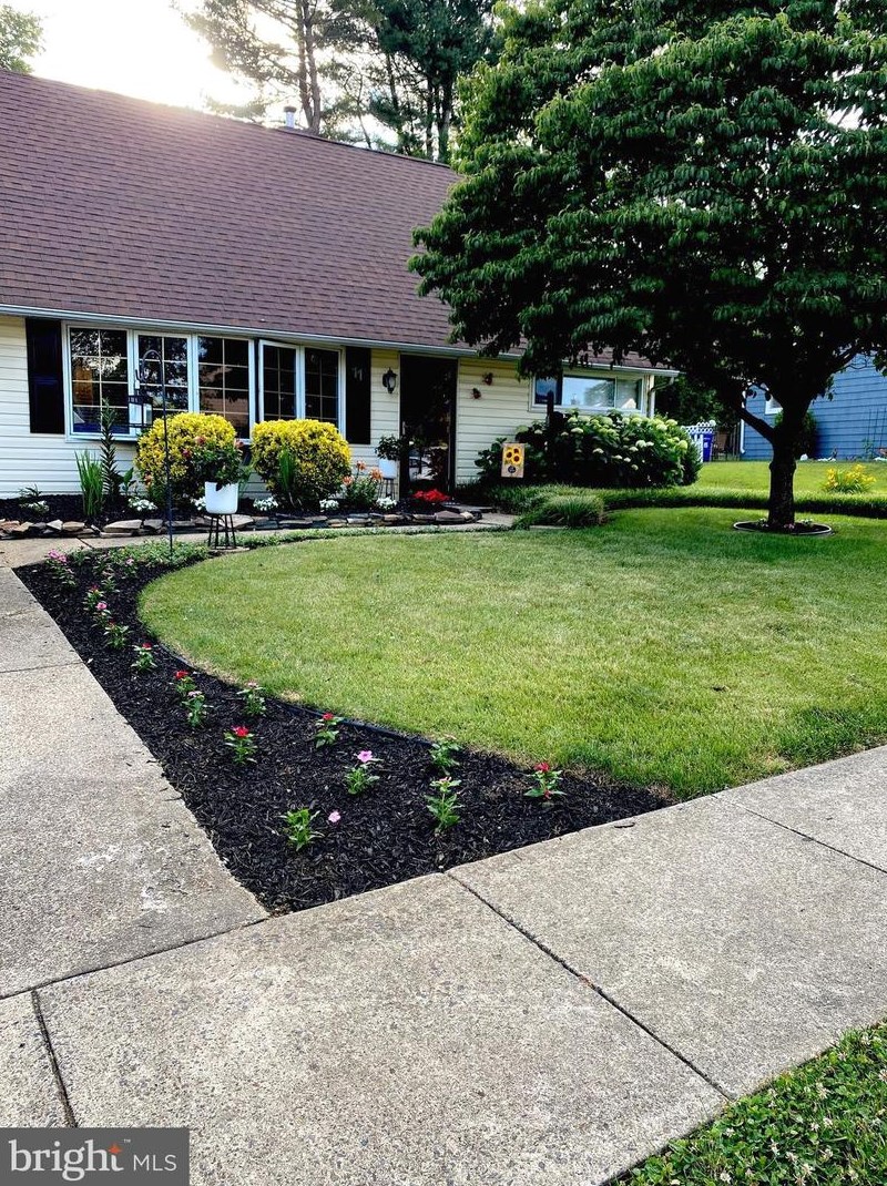 11 Cardinal Rd, Levittown, PA 19057