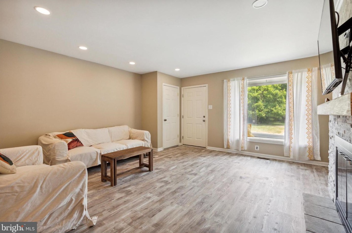 26 Gatehouse Ln, Gardenville, PA