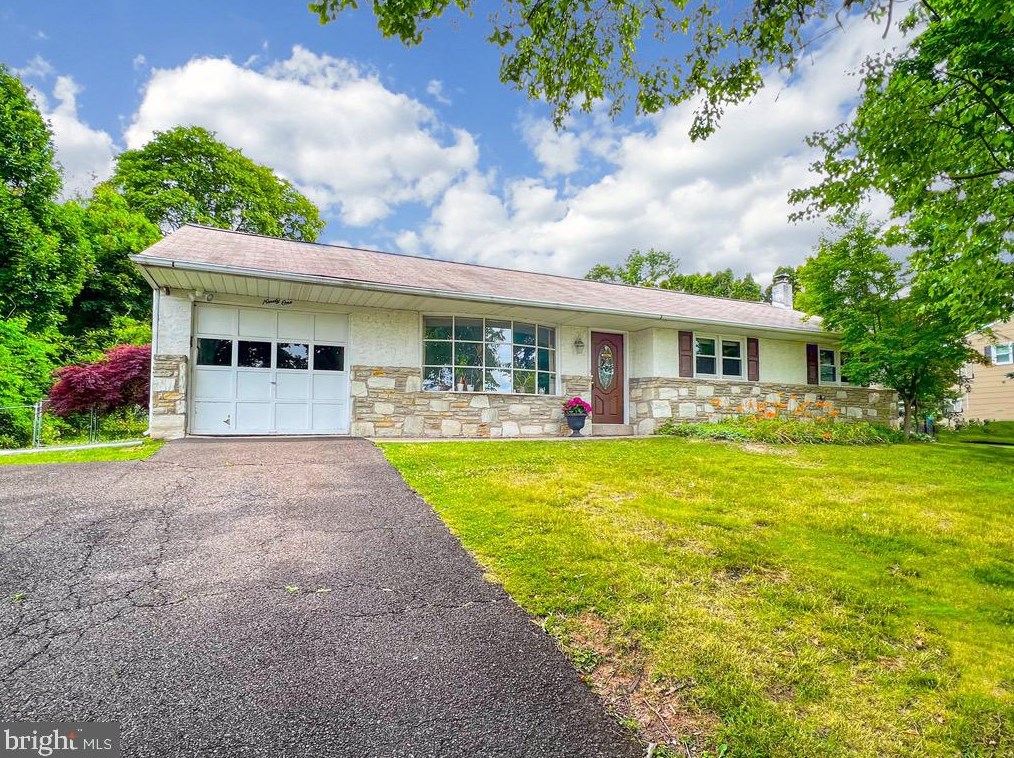 91 Manor Dr, Southampton, PA 18954-1851