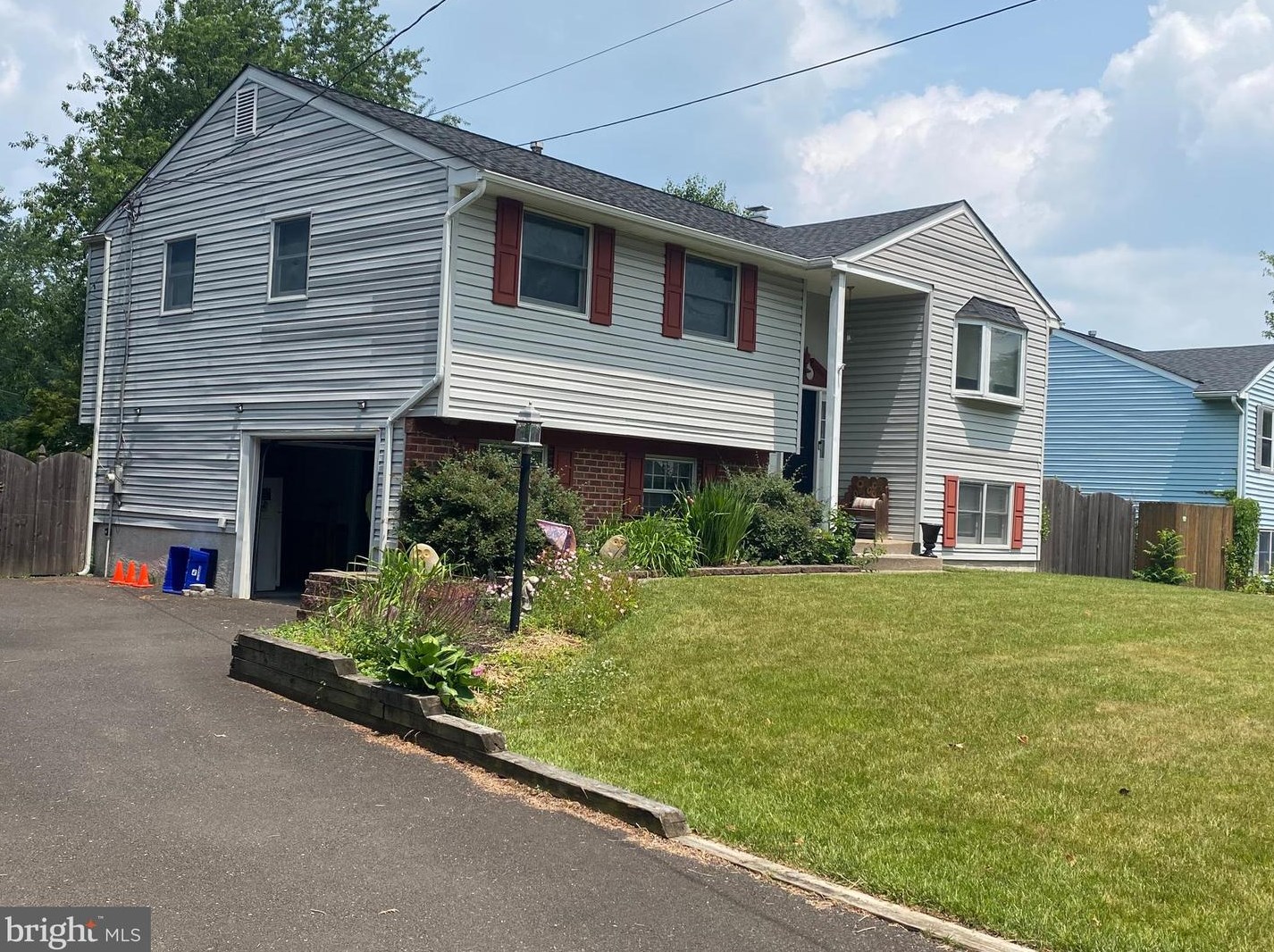 232 Hillcrest Dr, Gardenville, PA