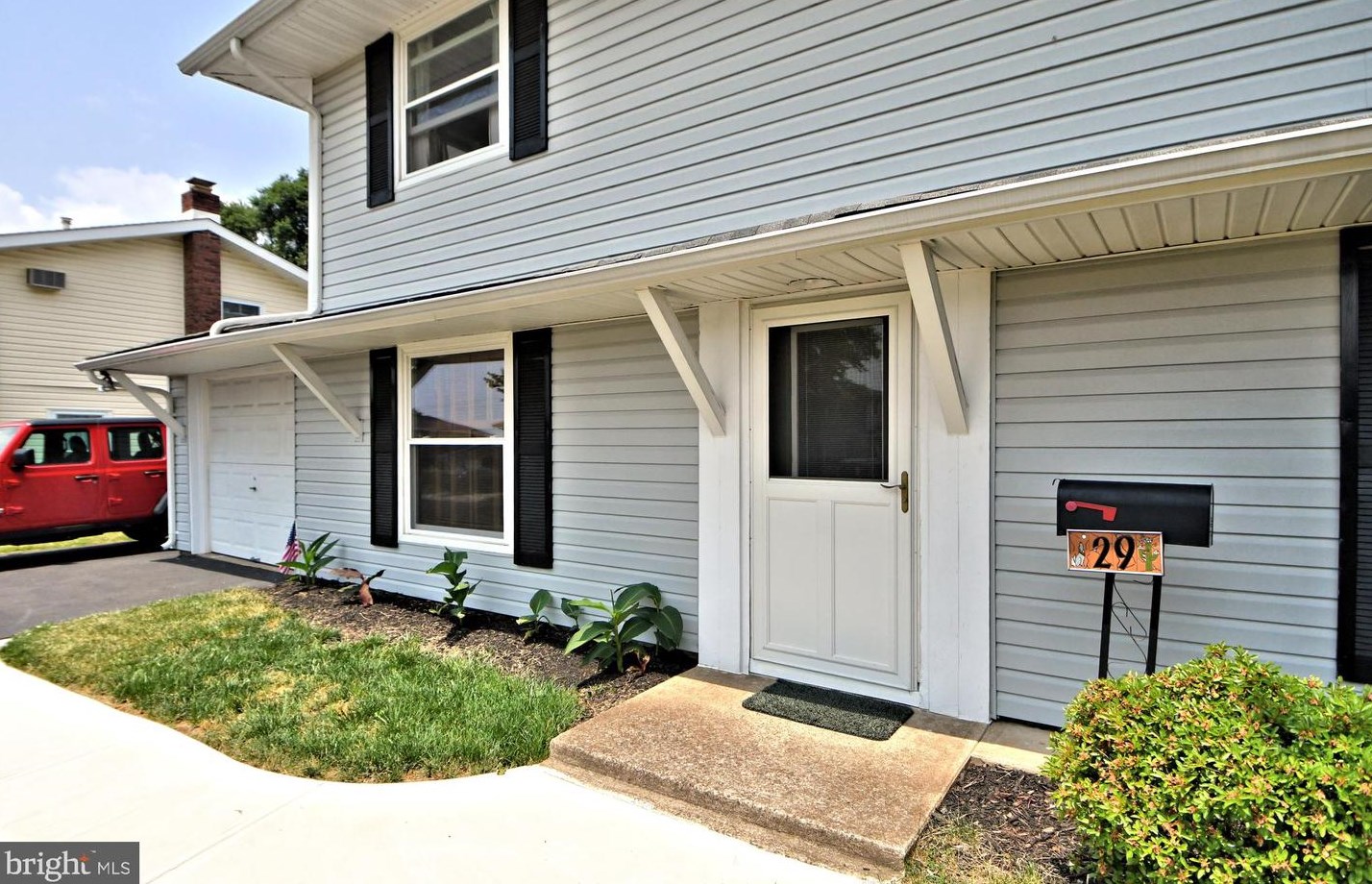 29 Tweed Rd, Levittown, PA 19056