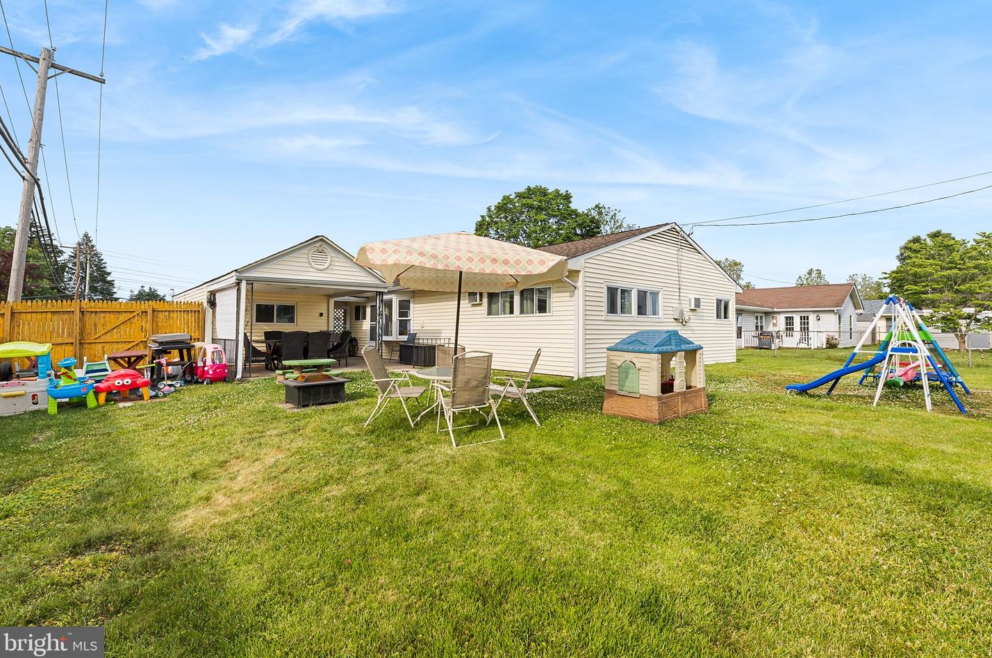 88 Indian Creek Dr, Levittown PA  19057-2224 exterior