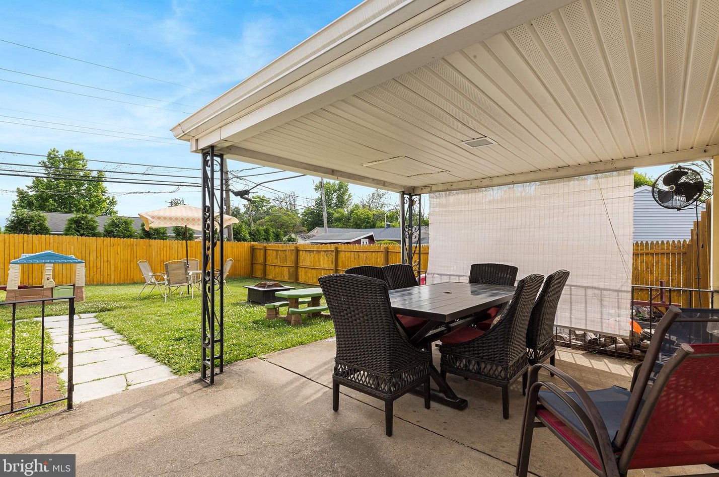 88 Indian Creek Dr, Levittown PA  19057-2224 exterior