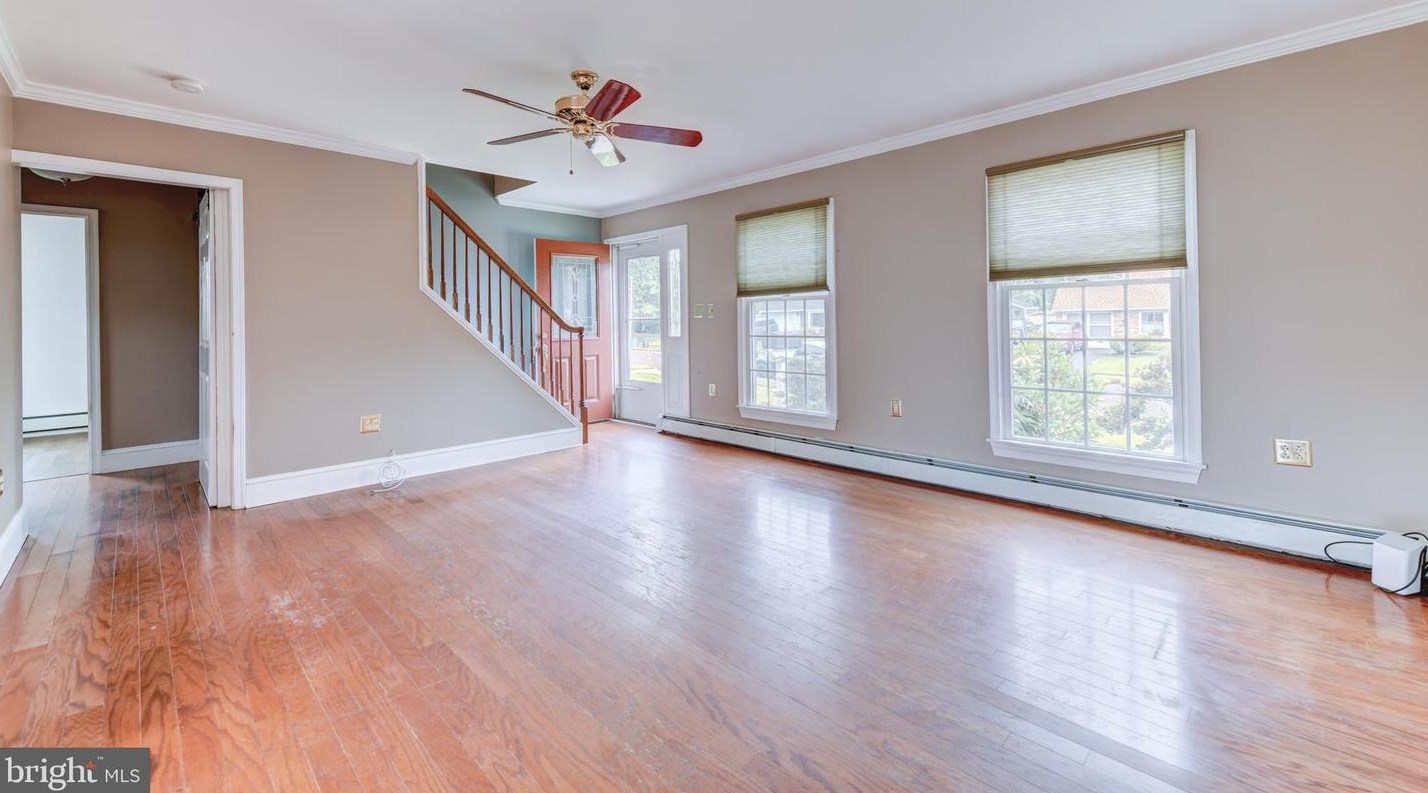 86 Long Loop Rd, Levittown, PA 19056