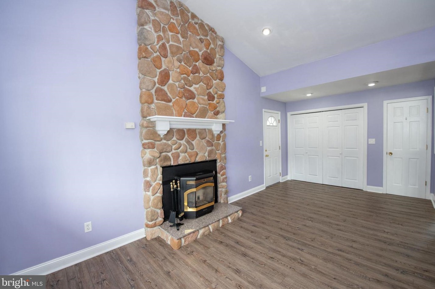 66 Kingwood Ln, Levittown, PA 19055