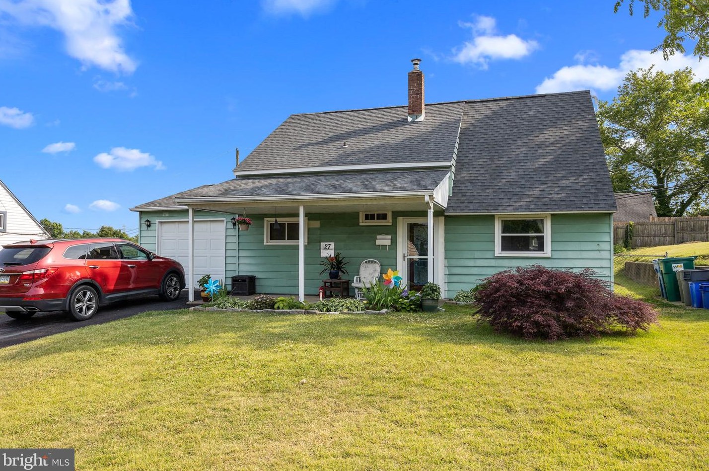 27 Hollyhock Ln, Levittown, PA 19055