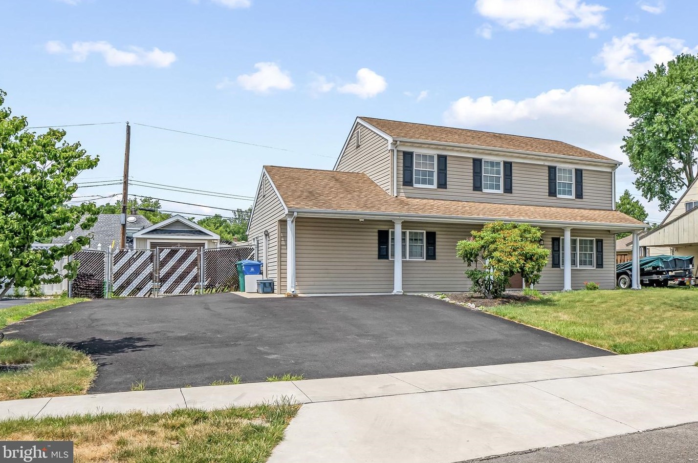 11 Coral Ln, Levittown, PA 19055