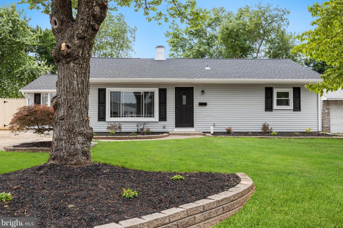 815 Trenton Rd, Fairless Hills, PA 19030-2501