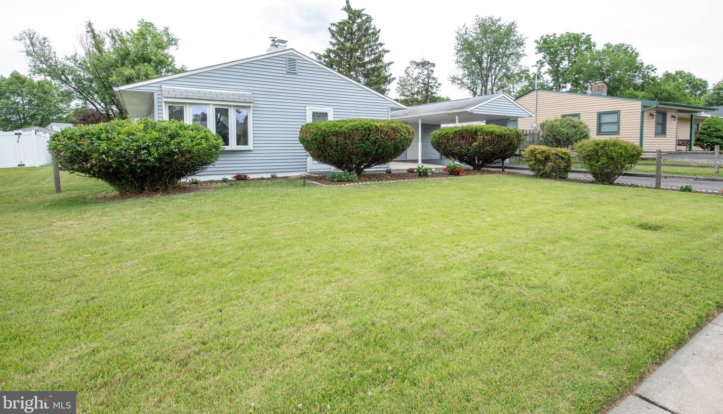 9 Swan Ln, Levittown, PA 19055