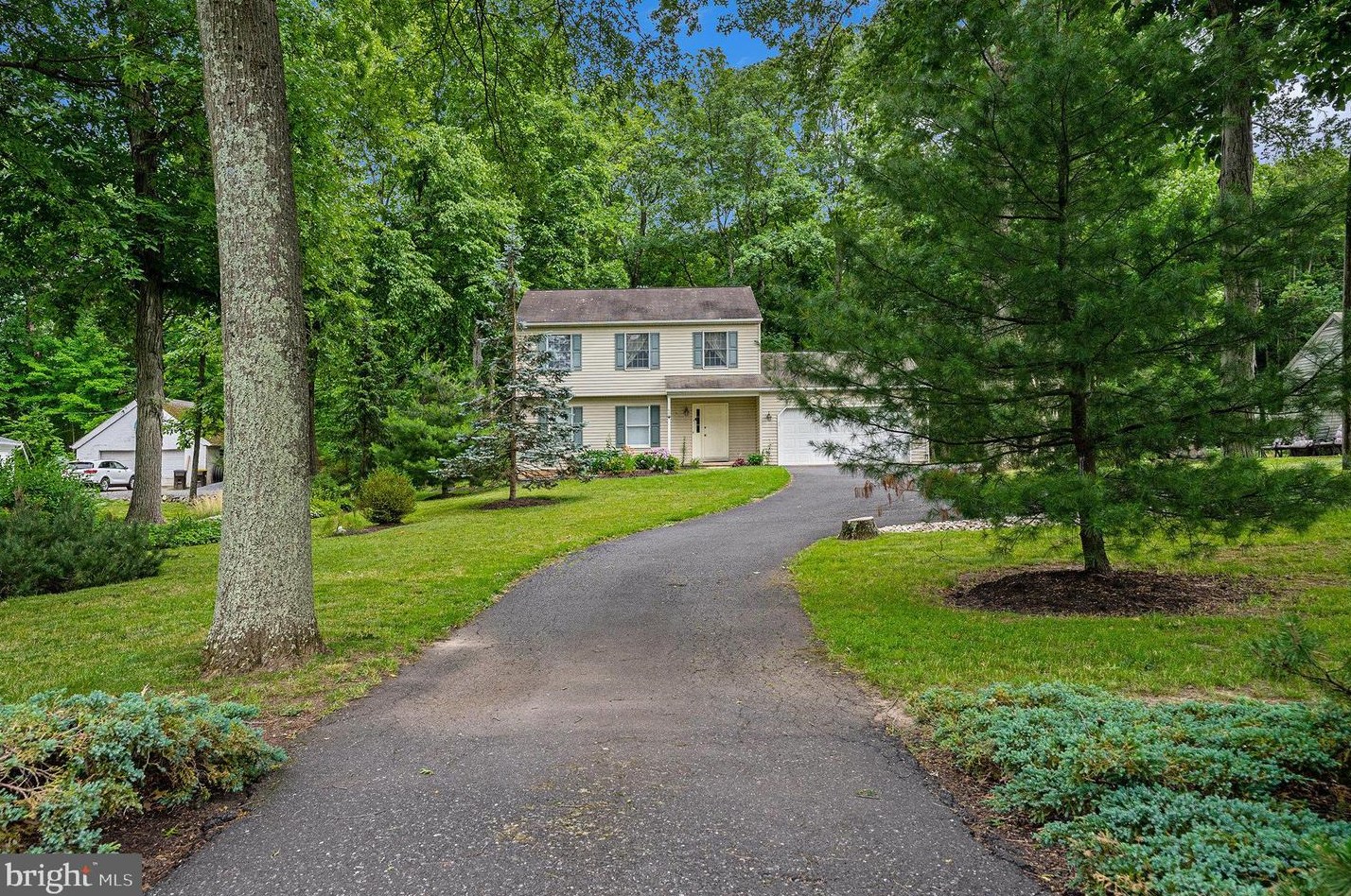 425 3 Mile Run Rd, Sellersville, PA 18960-1928