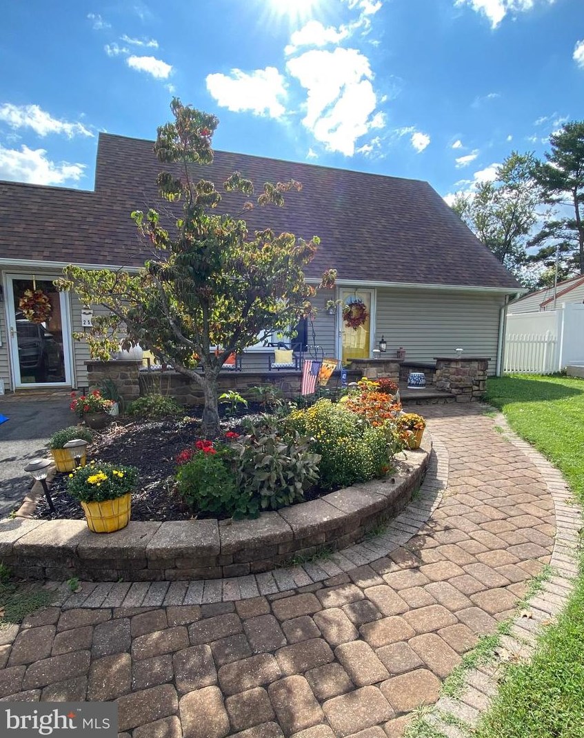 25 Prunewood Rd, Levittown, PA 19056-3526