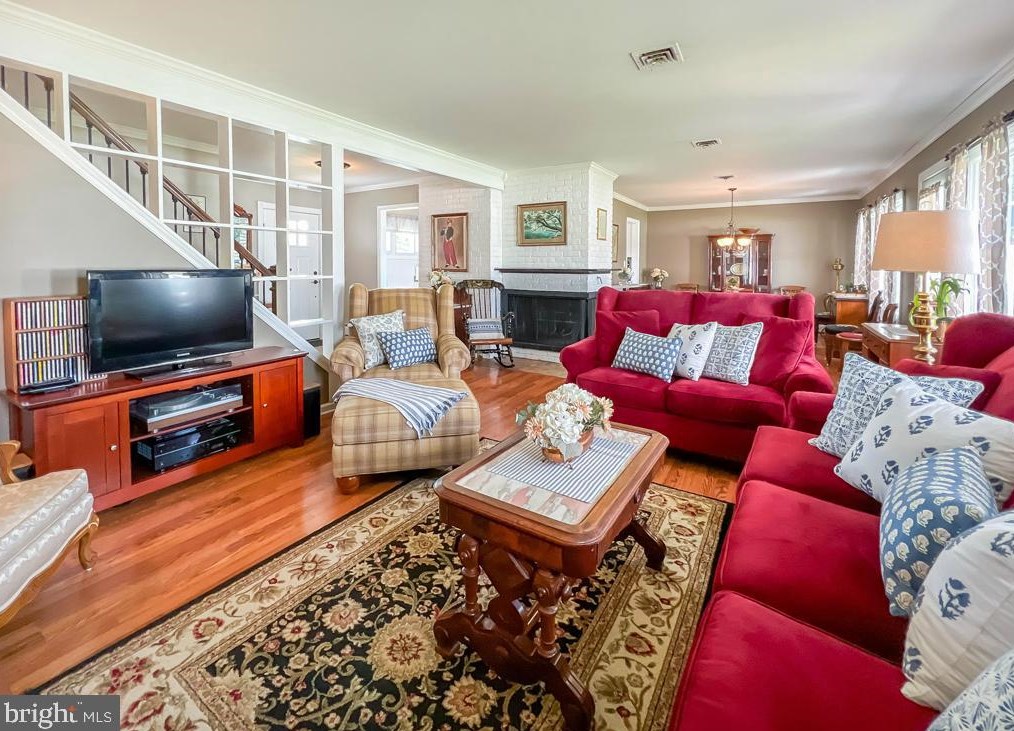 41 Sugarplum Rd, Levittown PA 19056-2220 exterior