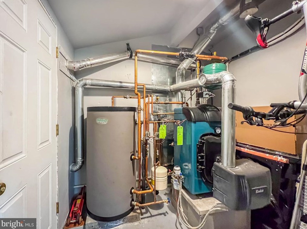 41 Sugarplum Rd, Levittown PA 19056-2220 exterior