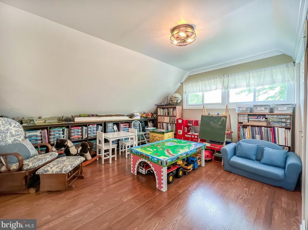 41 Sugarplum Rd, Levittown PA 19056-2220 exterior