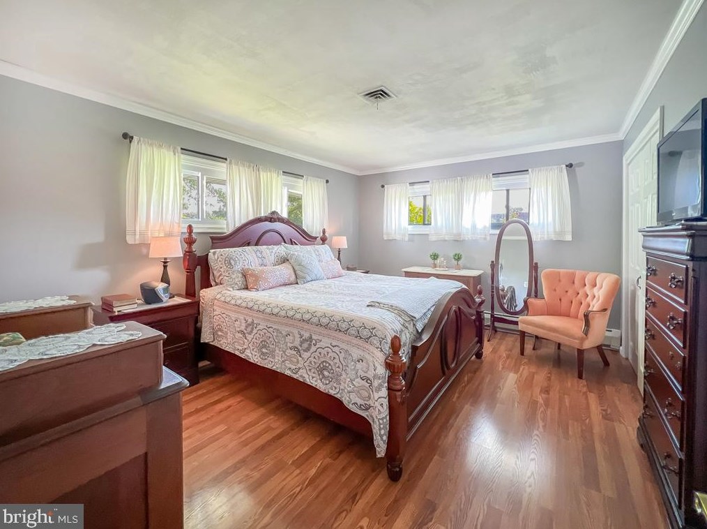 41 Sugarplum Rd, Levittown PA 19056-2220 exterior