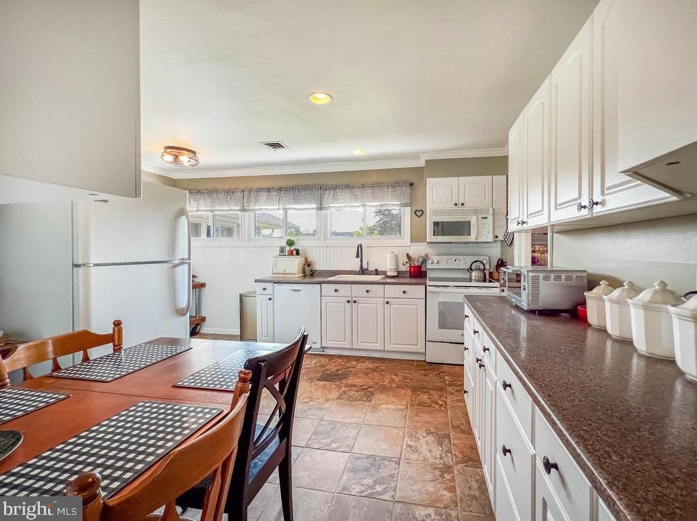 41 Sugarplum Rd, Levittown PA 19056-2220 exterior