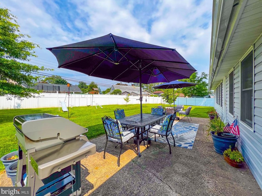 41 Sugarplum Rd, Levittown PA 19056-2220 exterior