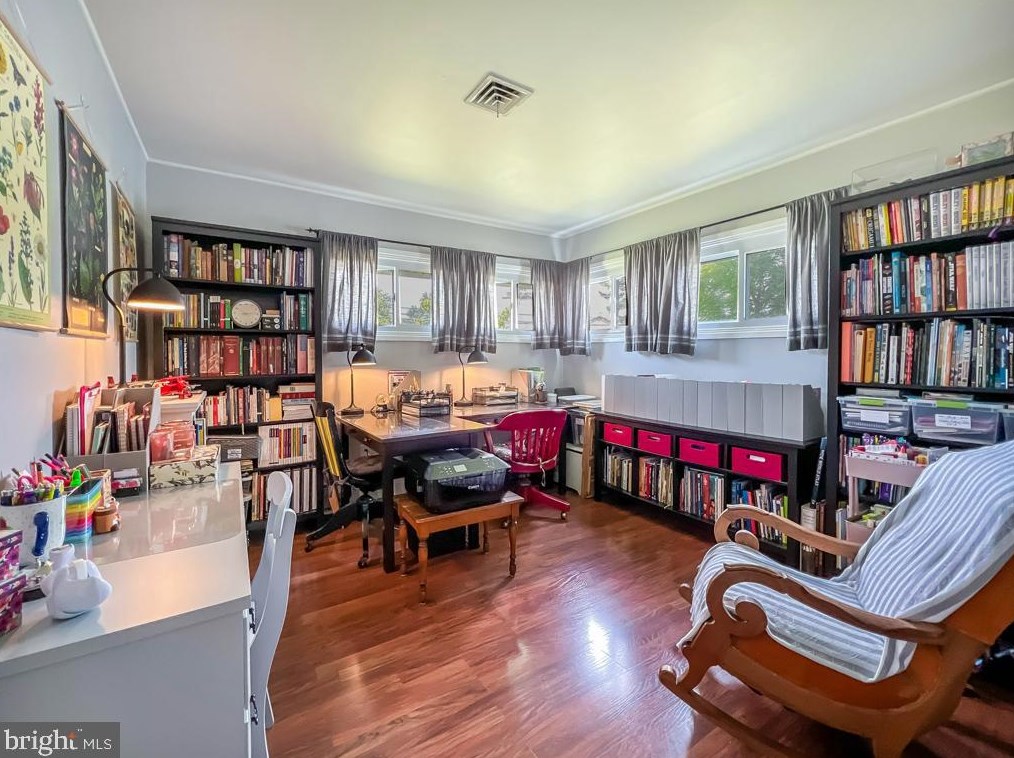 41 Sugarplum Rd, Levittown PA 19056-2220 exterior