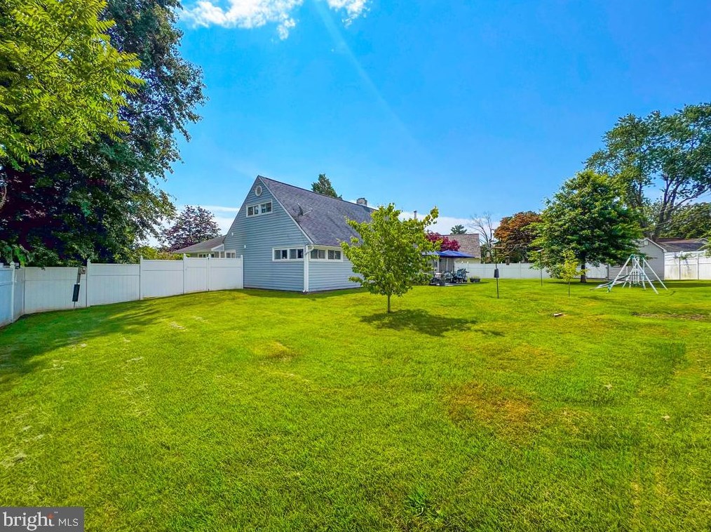 41 Sugarplum Rd, Levittown PA 19056-2220 exterior