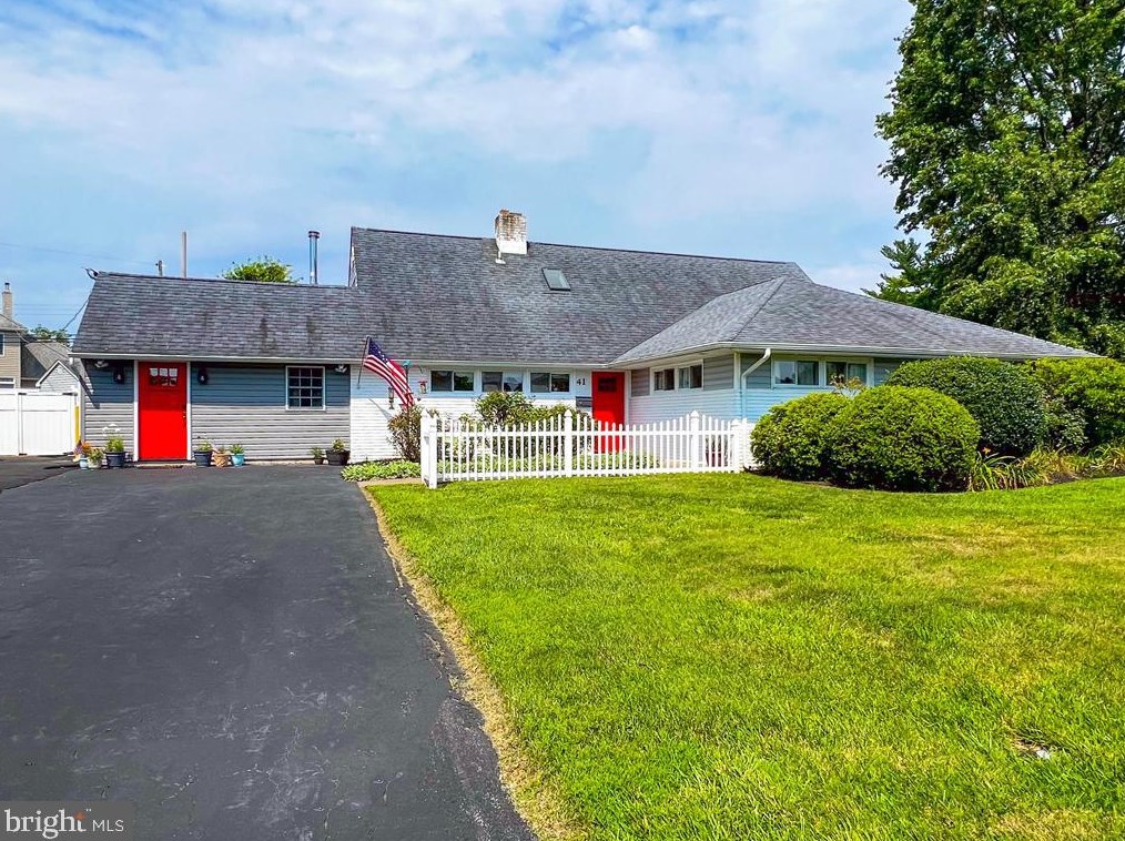 41 Sugarplum Rd, Levittown, PA 19056-2220