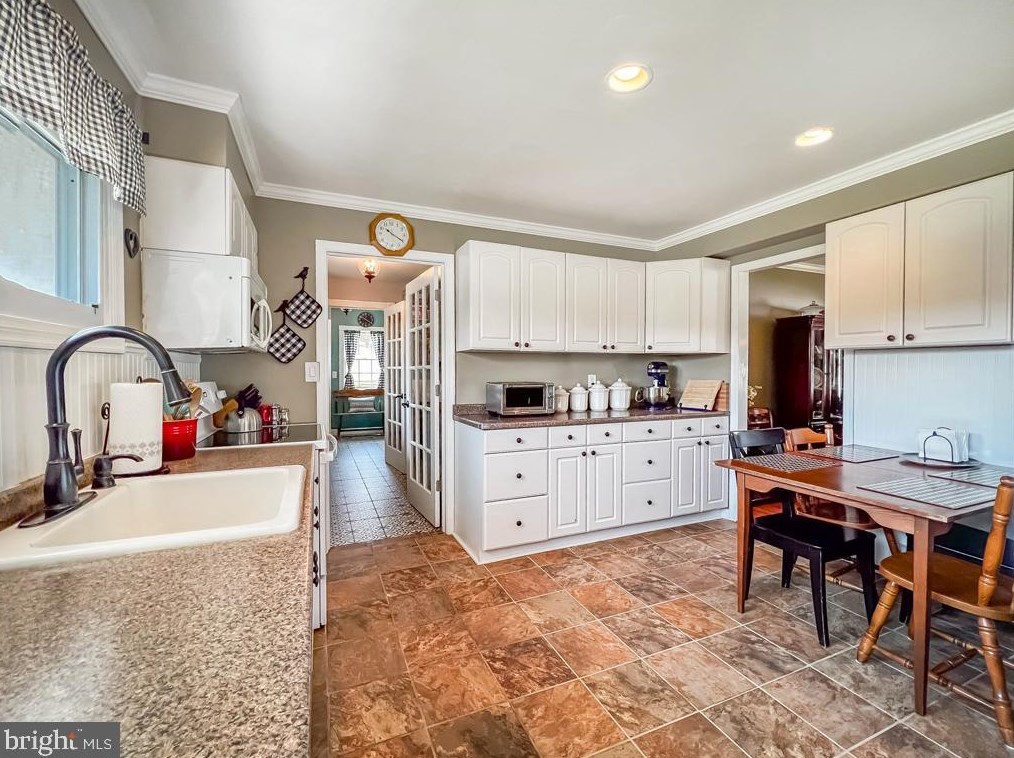 41 Sugarplum Rd, Levittown PA 19056-2220 exterior