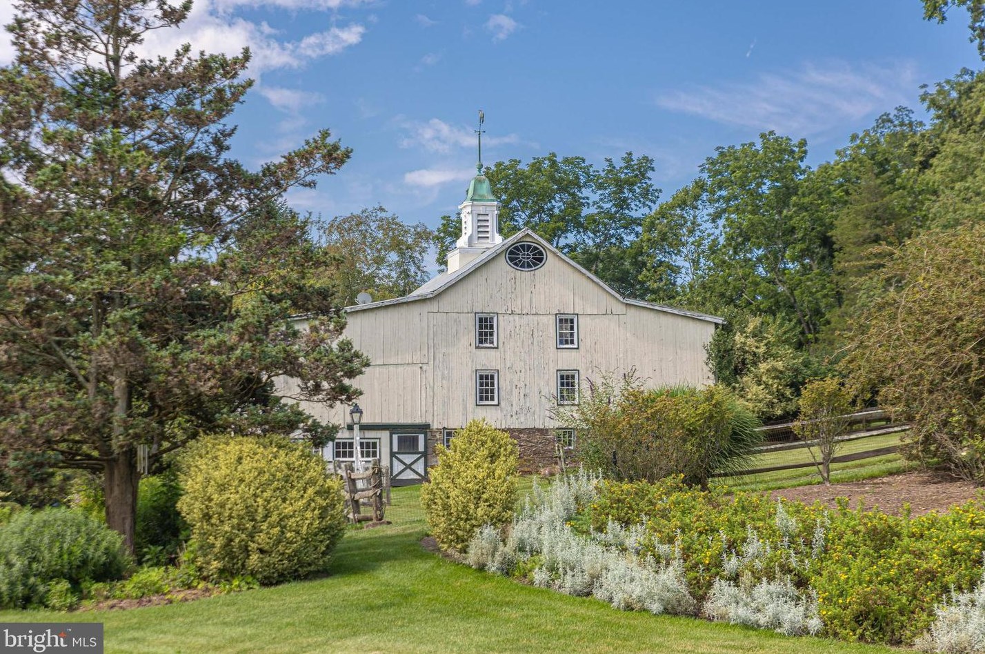 62 Thompson Ml Rd, Upper Makefield PA 18940-9627 exterior