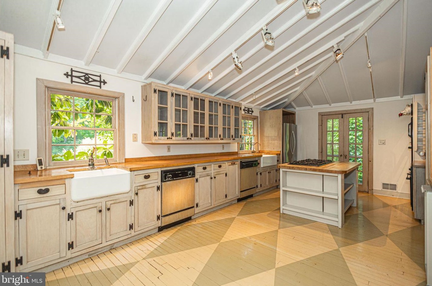 62 Thompson Ml Rd, Upper Makefield PA 18940-9627 exterior