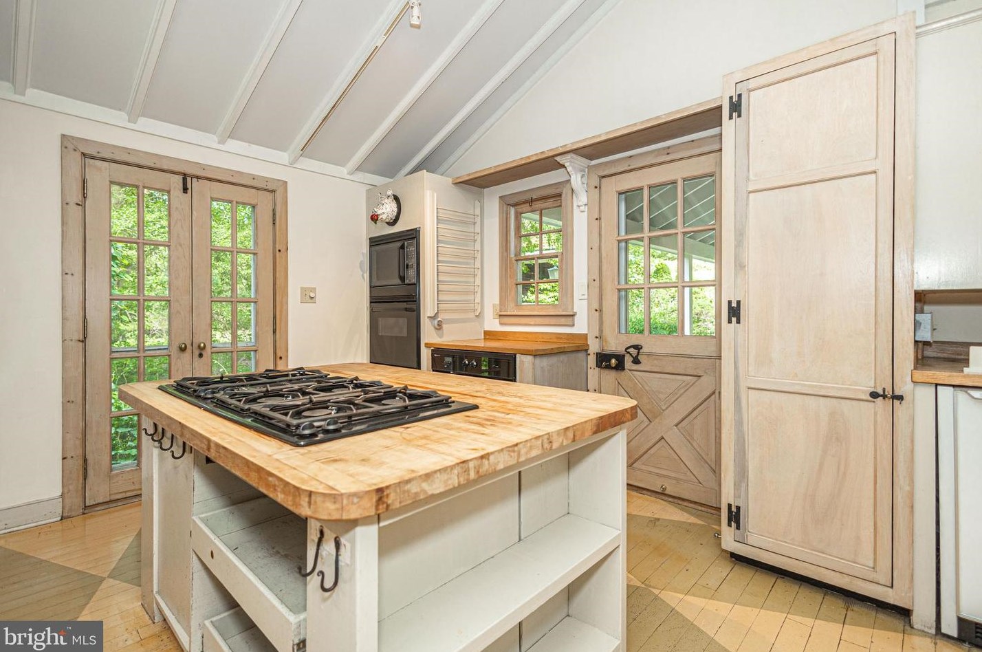 62 Thompson Ml Rd, Upper Makefield PA 18940-9627 exterior