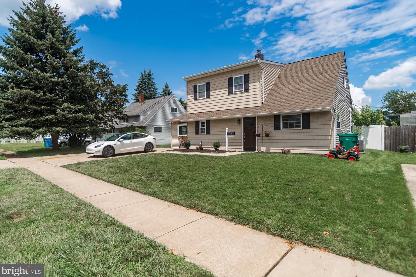 70 Huckleberry Ln, Levittown, PA 19055-1304