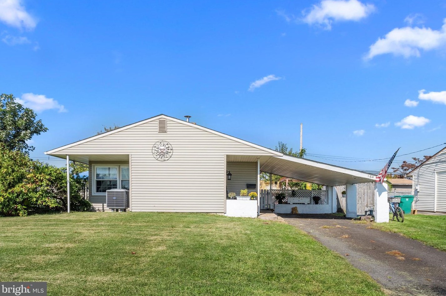 184 Farmbrook Dr, Levittown, PA 19055-2133