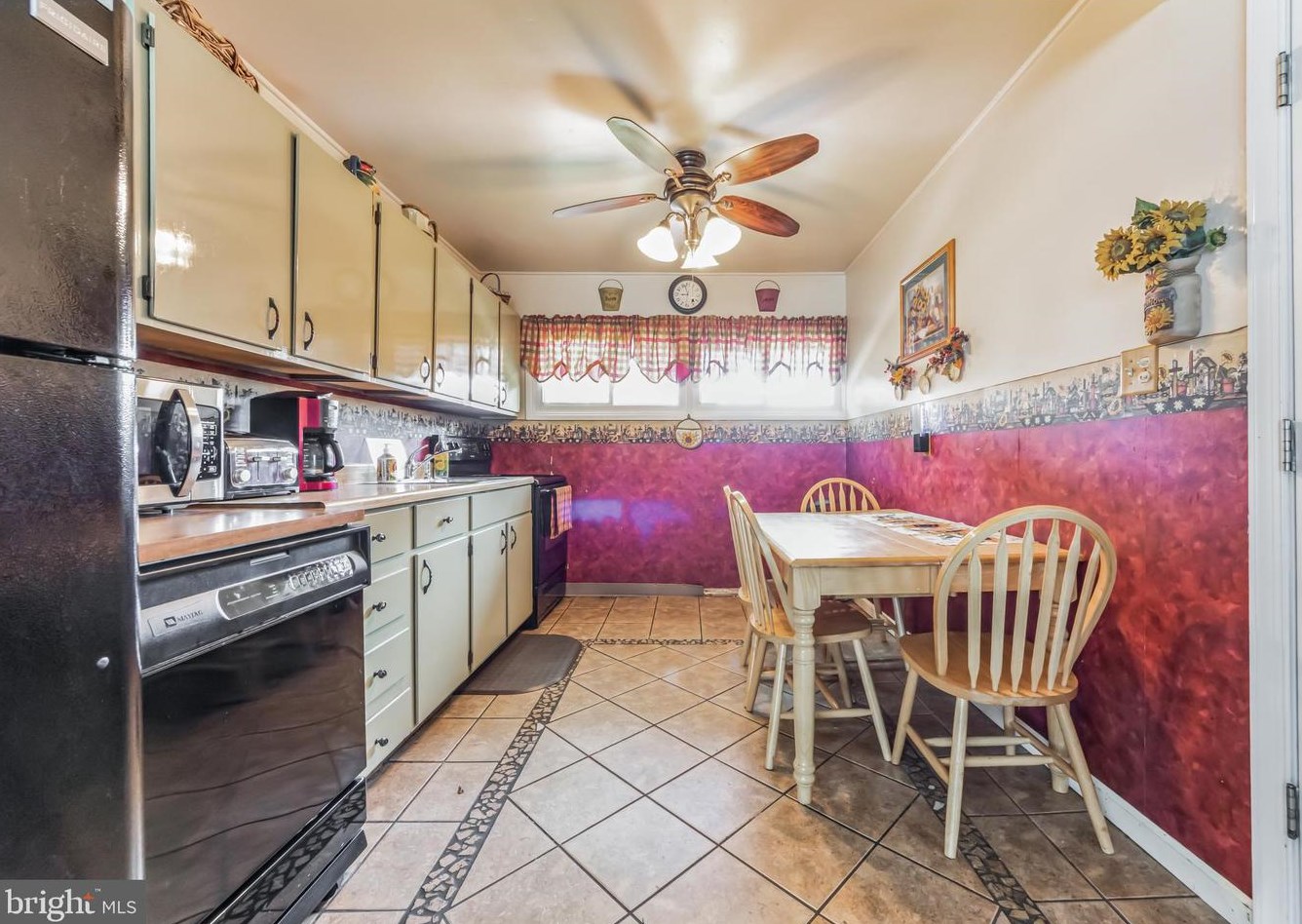 69 Aster Ln, Levittown, PA 19055-1223