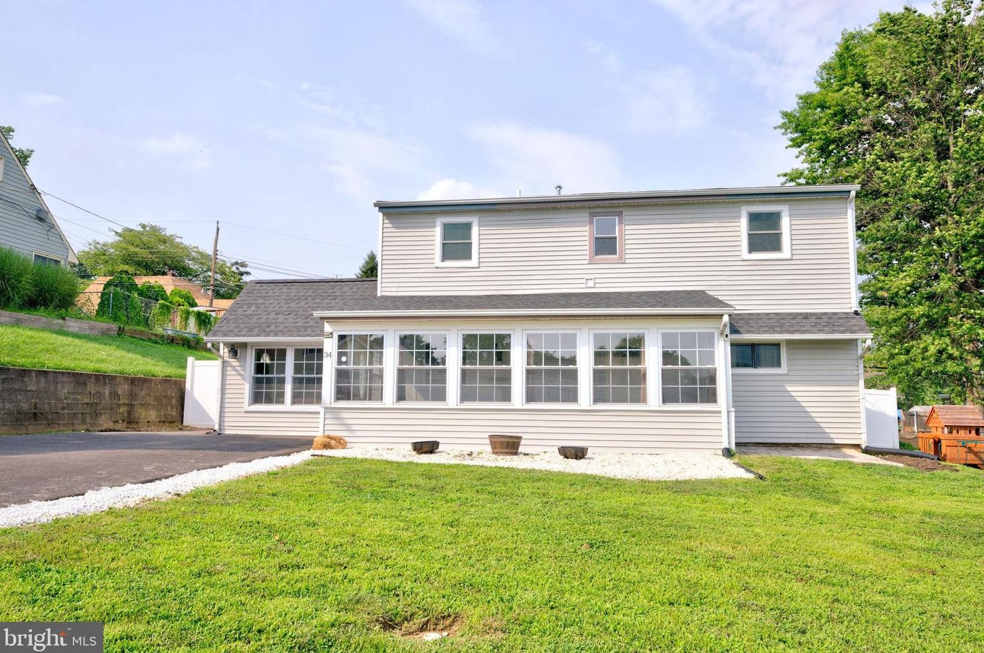34 Huckleberry Ln, Levittown, PA 19055-1304