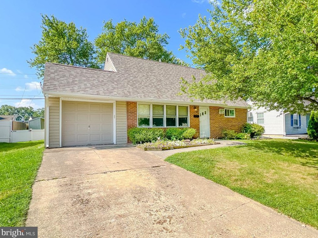 14 Vitaloak Ln, Levittown, PA 19054-1220