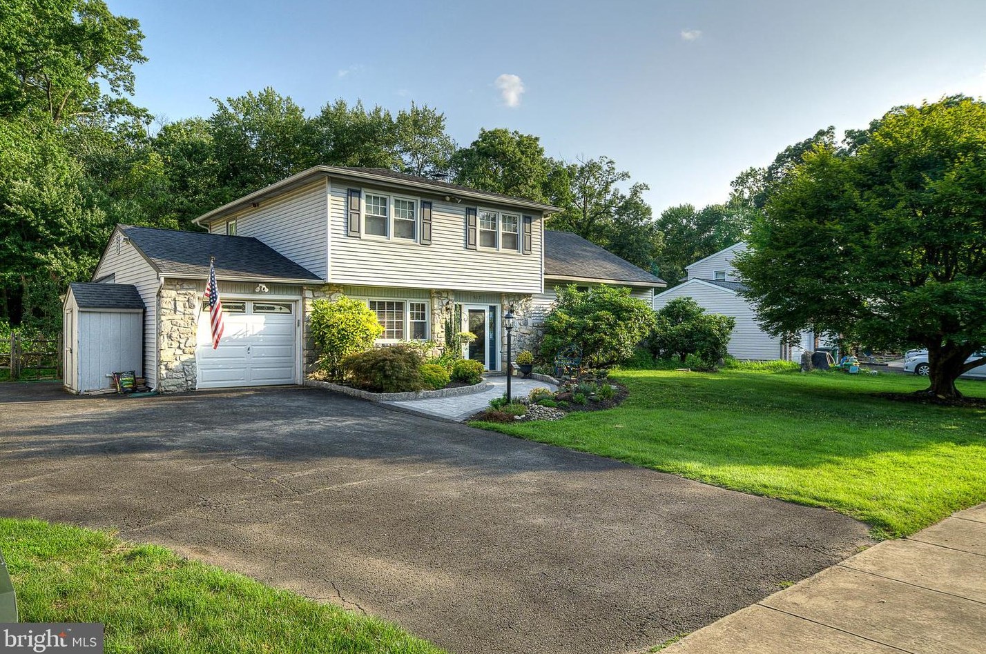 517 Buckstone Dr, Southampton, PA 18966-3617