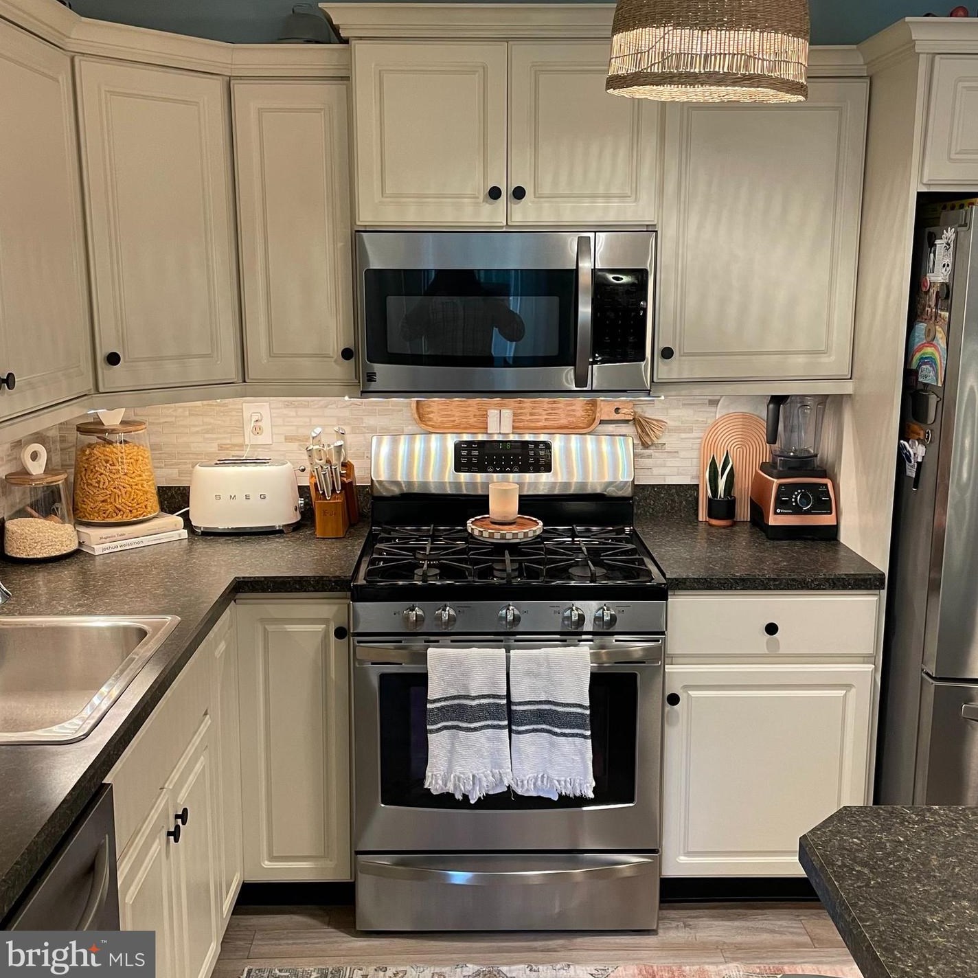 407 Diamond Dr, Upper Makefield PA 18940-2430 exterior